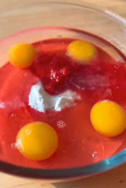 Easy Strawberry Cake with Frosting Recipe