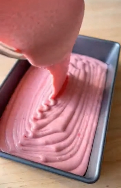 Easy Strawberry Cake with Frosting Recipe